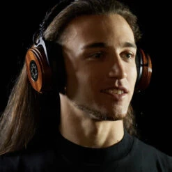 Spirit Torino MISTRAL Radiant - Geschlossener Kopfhörer Mit Bluetooth Und Kabel -Audio Essence 0ce1f04a 674f 4fea 886f ddce9ec9e68a 1200x df950528 fbb3 4d52 8d48 2966b0b1a200