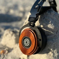 Spirit Torino MISTRAL Radiant - Geschlossener Kopfhörer Mit Bluetooth Und Kabel -Audio Essence IMG 2262 1200x d6969755 cc77 40e6 b673 6d8283764c5a