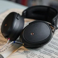 Meze Audio Liric + Premium Kabel - Geschlossener Isodynamischer High-End Kopfhörer -Audio Essence Meze Liric 01