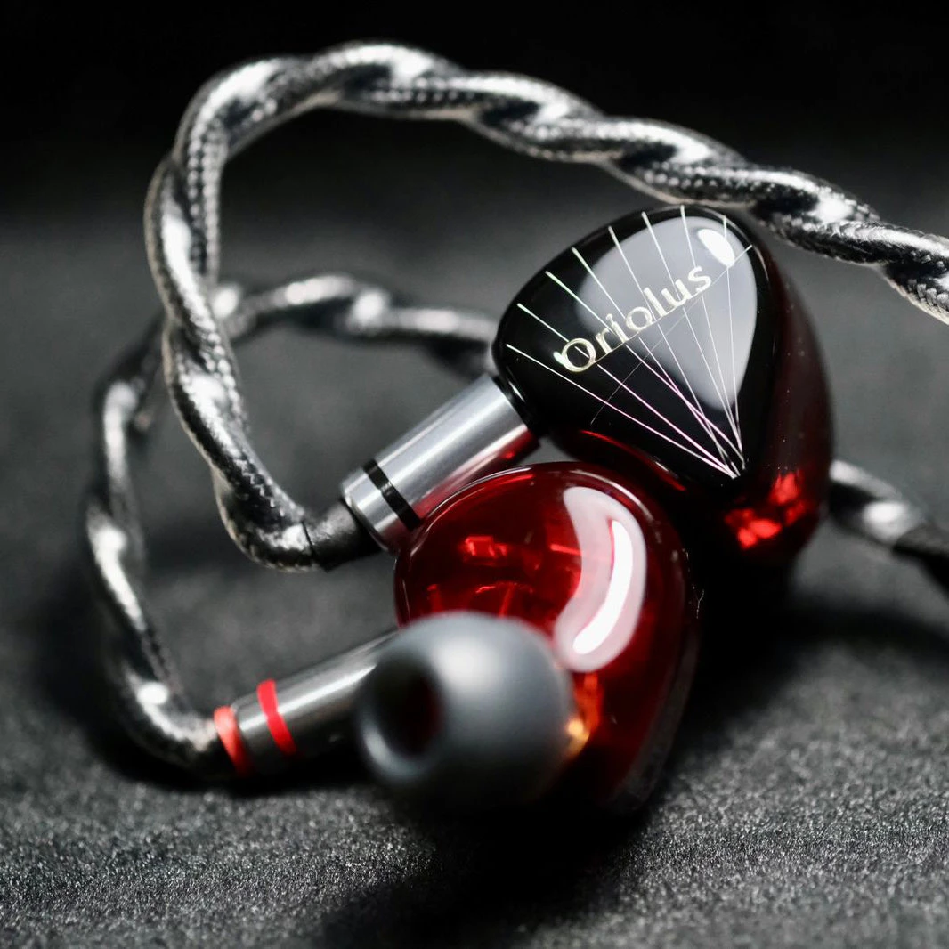 Oriolus Traillii "Black & Red" Special Edition 1 Oriolus Traillii "Black & Red" Special Edition