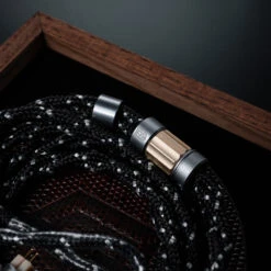 Satin Audio Hera - Flagship Palladium-Silver-Gold Kabel -Audio Essence Satin Audio Hera 02 b7efedb2 0f0a 4f5c 9db8 087e1de01003