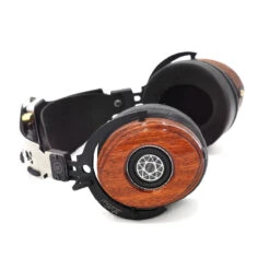 Spirit Torino MISTRAL Radiant - Geschlossener Kopfhörer Mit Bluetooth Und Kabel -Audio Essence dsc09121 1200x a5ad7bb1 1904 4ae0 973c 54b5094c9153